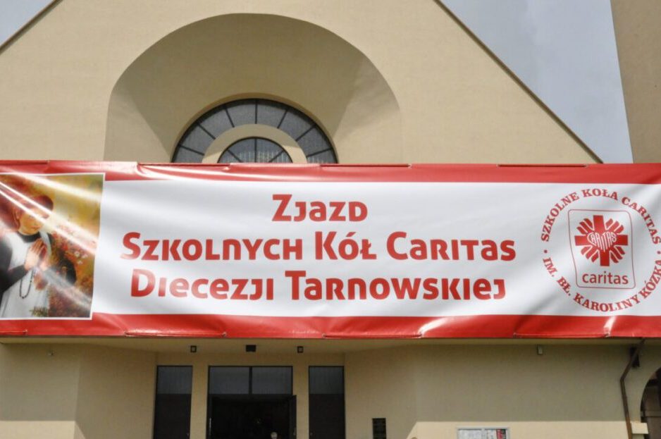 Baner na kościele Zjazd Szkolnych Kół Caritas Diecezji Tarnowskiej