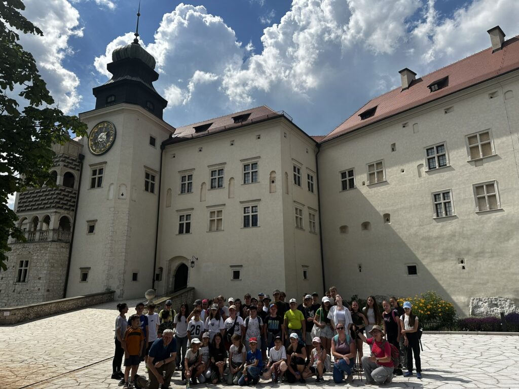 Zdjęcie grupowe na dziedzińcu zewnętrznym Zamku Królewskiego w Pieskowej Skale. 