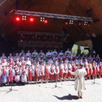 Zespoły dziecięce i Zew Gór śpiewają "Poloneza majowego"
