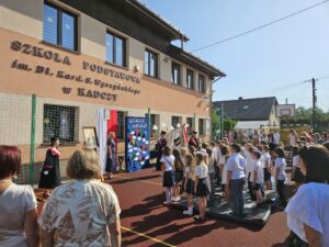 Uczestnicy akademii podczas śpiewania hymnu państwowego