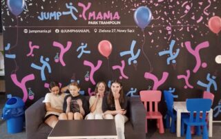 Uczenniece odpoczywają w parku trampolin JUMP MANIA