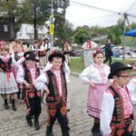 Przemarsz w korowodzie z kościoła na parking