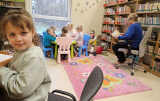 Dzieci z oddziału przedszkolnego w bibliotece.