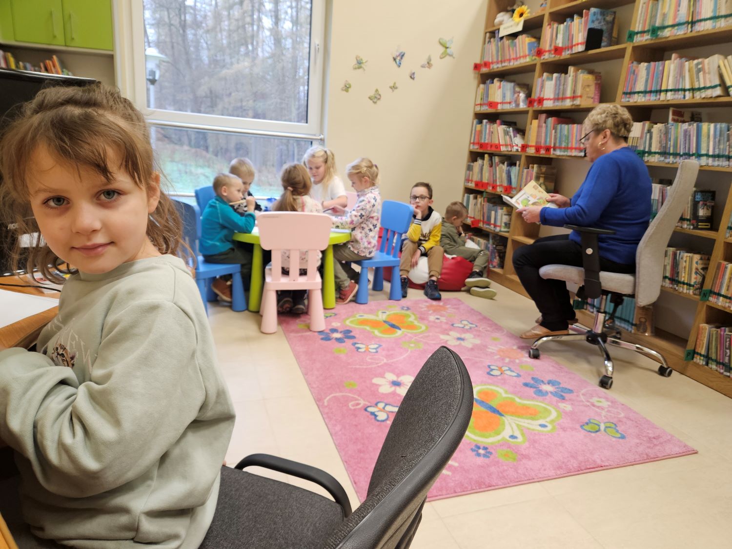 Dzieci z oddziału przedszkolnego w bibliotece.