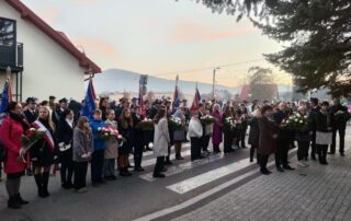 Przedstawiciele uczniów i nauczycieli podczas Gminnych obchodów Narodowego Święta Niepodległości