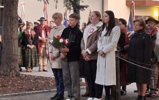 Uczniowie wraz z opiekunem SU składają wiązankę pod pomnikiem J. Piłsudskiego.