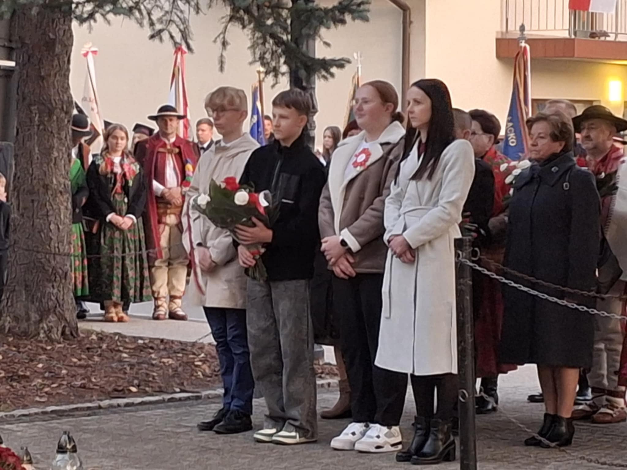 Uczniowie wraz z opiekunem SU składają wiązankę pod pomnikiem J. Piłsudskiego.