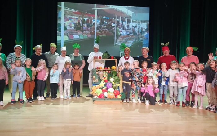 dzieci wraz z seniorami na scenie Centrum Kultury i Edukacji Muzycznej w Łącku