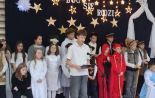 Uczniowie, biorący udział w przedstawieniu.