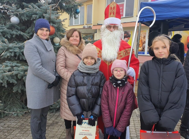 dwie nauczycielki, Mikołaj i trzy nagrodzone uczennice