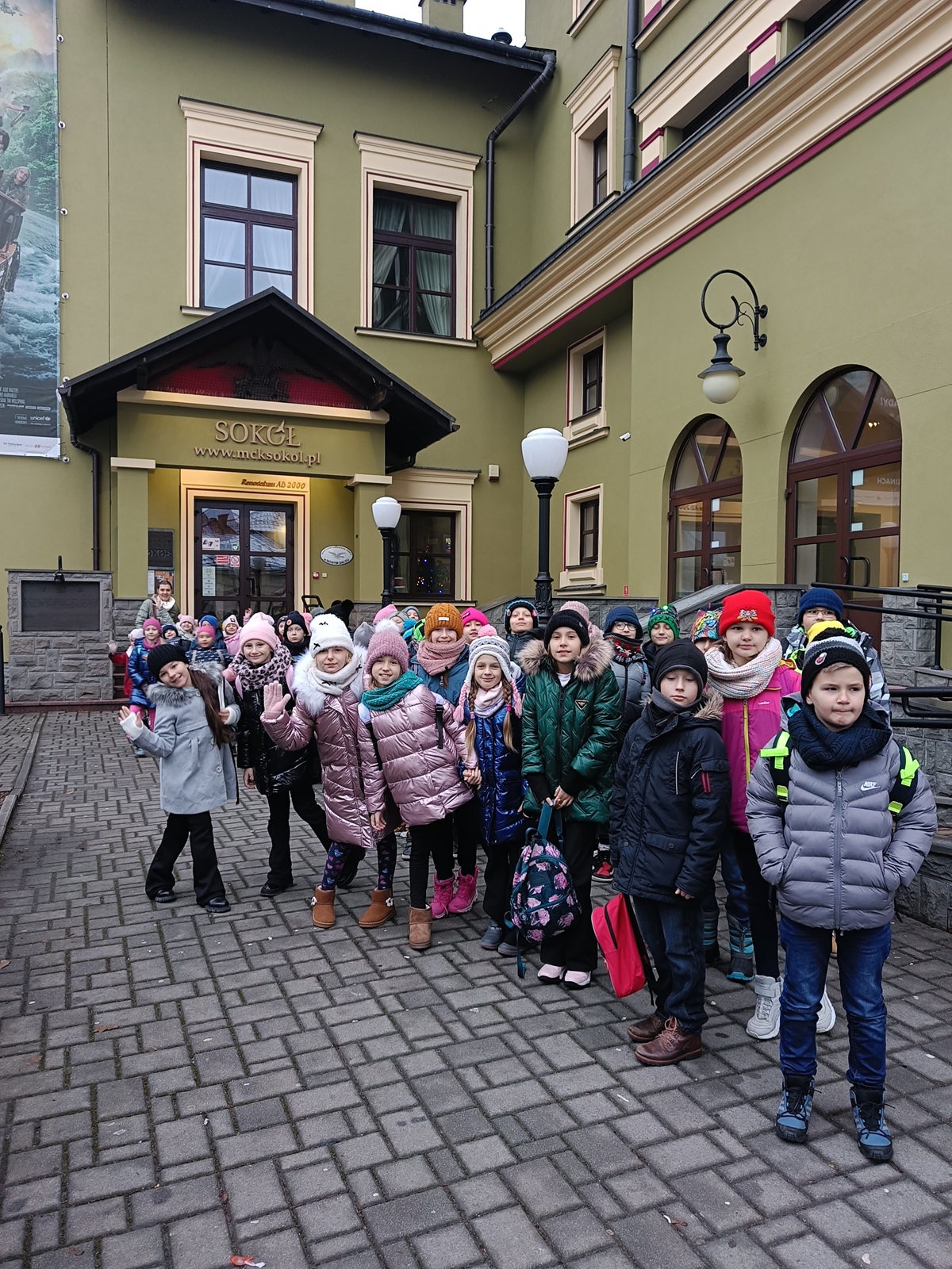 uczniowie klas 1-3 przed kinem Sokół w Nowym Sączu