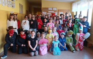 Uczniowie klas I - VIII w strojach karnawałowych.