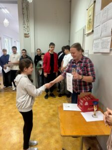 Pani Dyrektor wręcza zwyciężczyni w kategorii klasy IV-VI puchar oraz pamiątkowy dyplom.
