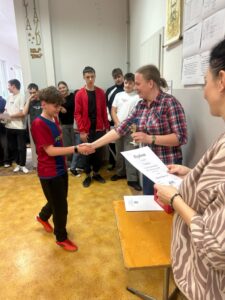 Pani Dyrektor wręcza zwycięzcy w kategorii klasy IV-VI puchar oraz pamiątkowy dyplom.