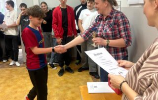 Pani Dyrektor wręcza zwycięzcy w kategorii klasy IV-VI puchar oraz pamiątkowy dyplom.