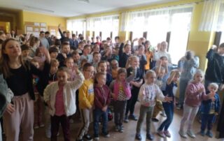 Uczniowie podczas tańca do piosenki "Bratnie dusze".