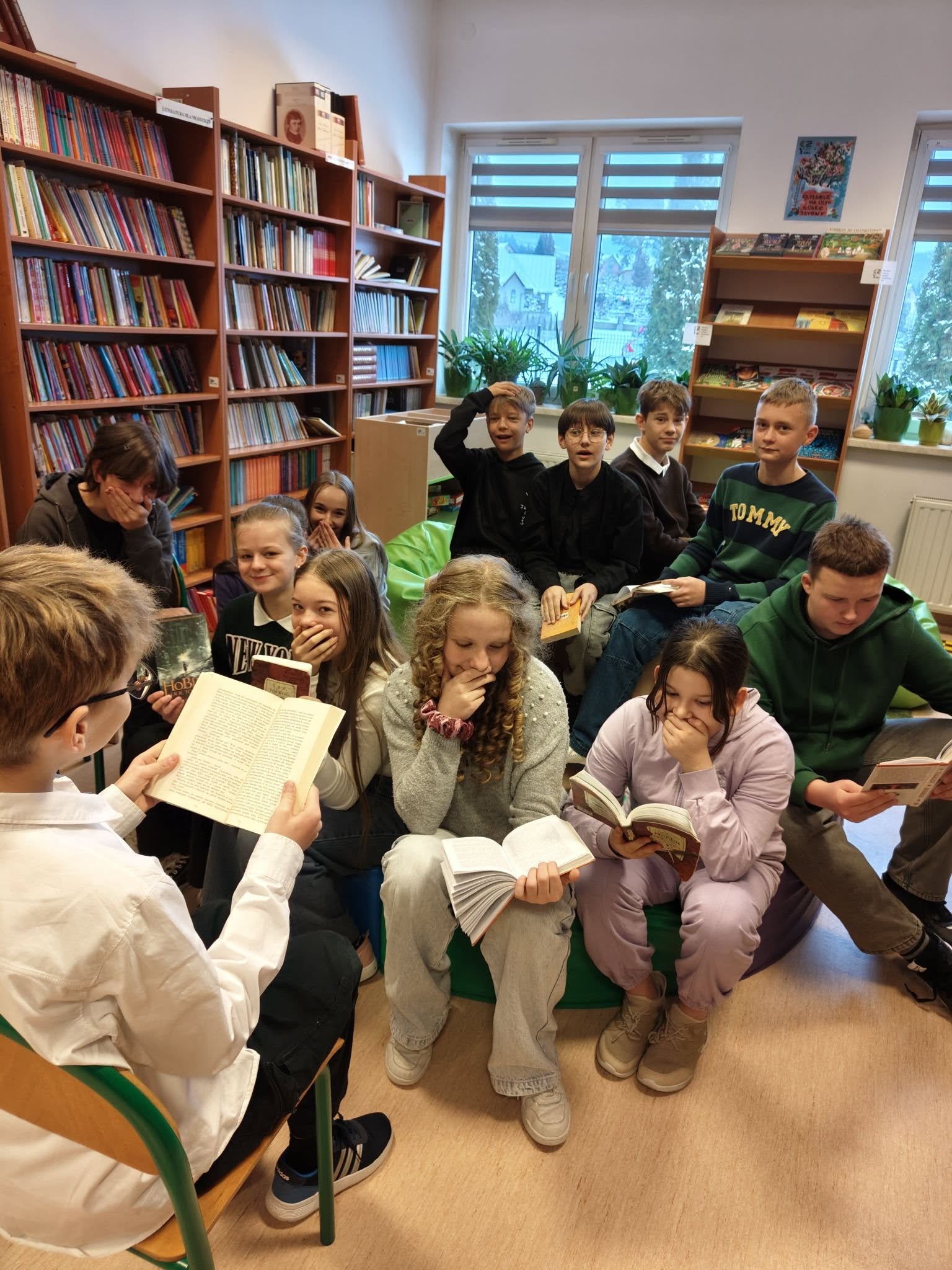 na zdjęciu widzimy grupę dzieci czytających książki