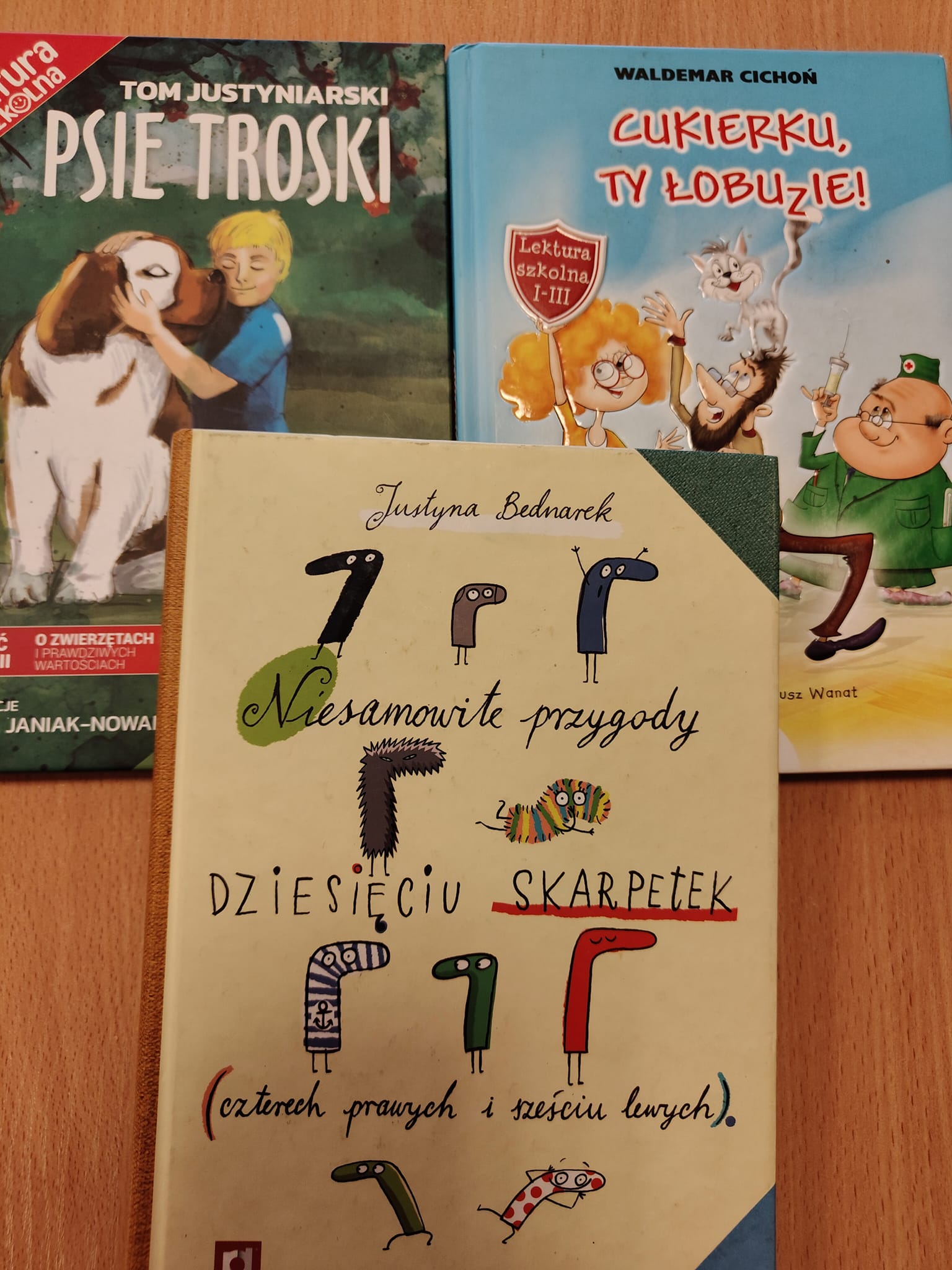 na zdjeciu widzimy okładki książek; niesamowite przygody dziesieciu skarpetek, cukierku ty łobuzie, psie troski