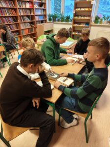 na zdjęciu widzimy sześciu chłopców czytających książki