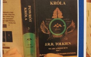 okładka książki pod tytułwm powrót króla i dłonie