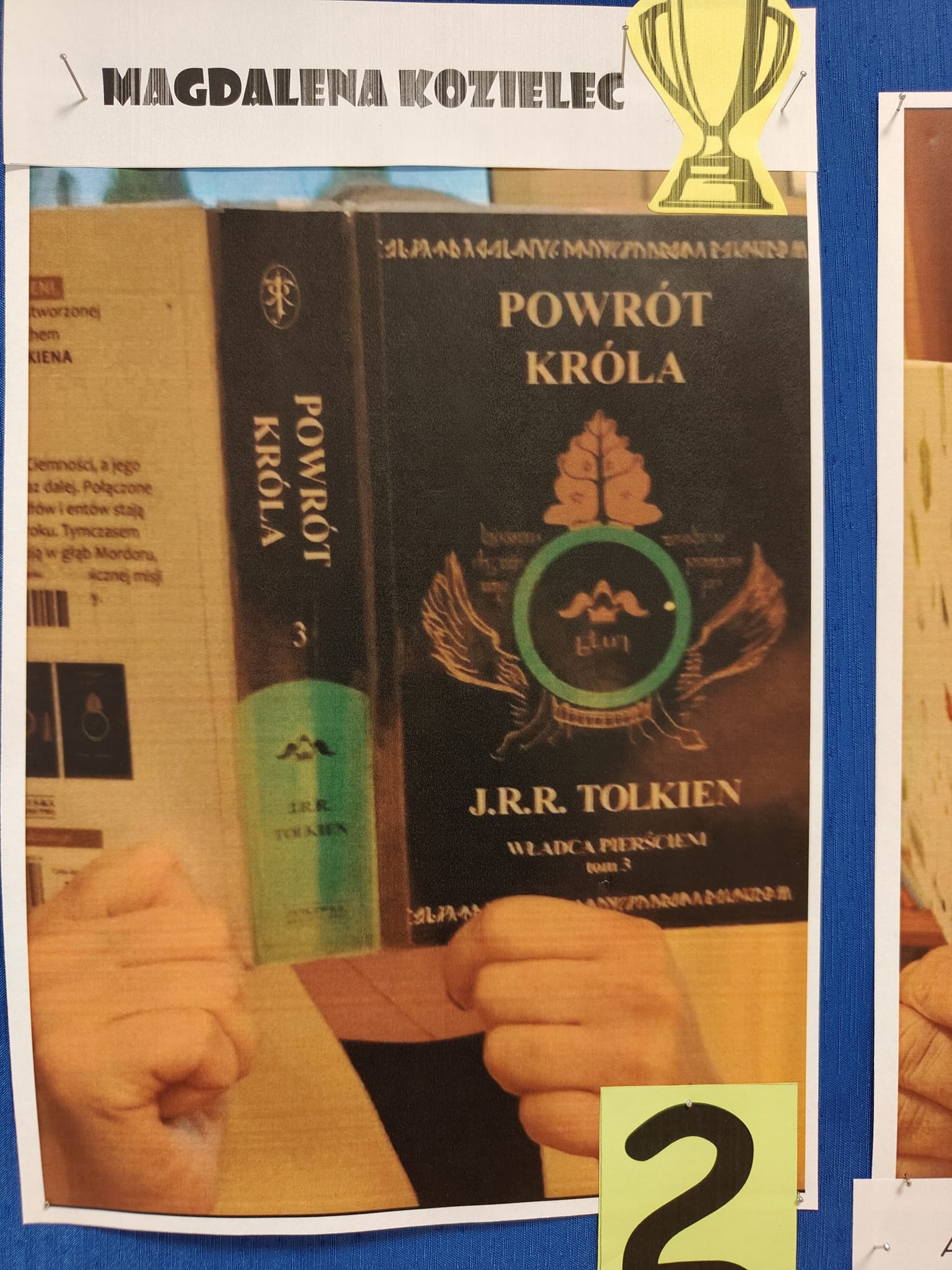 okładka książki pod tytułwm powrót króla i dłonie