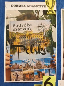 osoba trzymająca książkę pt. podróże marzeń