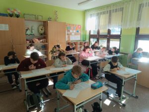 Uczniowie podczas rozwiązywania zadań konkursowych.