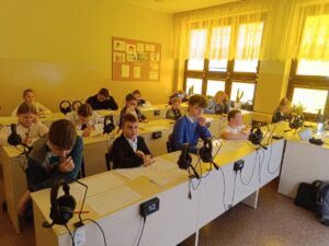 Uczniowie podczas rozwiązywania zadań konkursowych.