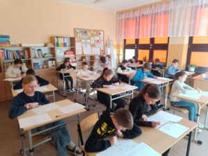 Uczniowie podczas rozwiązywania zadań konkursowych.