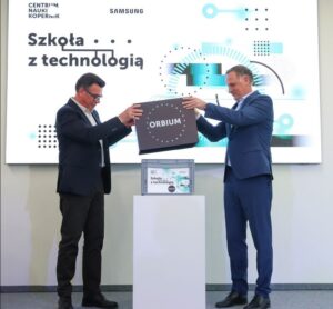 Dyrektor Centrum Nauki Kopernik oraz dyrektor firmy Samsung prezentują nowy zestaw edukacyjny