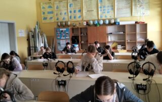 Uczniowie zmagający się z zadaniami konkursowymi