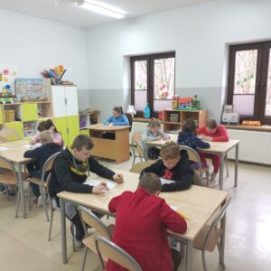 Uczniowie podczas pracy na konkursie.