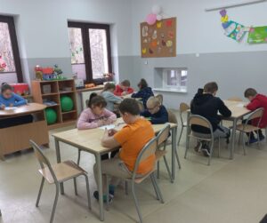 Uczniowie podczas pracy na konkursie.