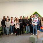 Uczniowie klas 7 i 8 w Gminnej Bibliotece Publicznej - zdjęcie zbiorowe z panią kierownik