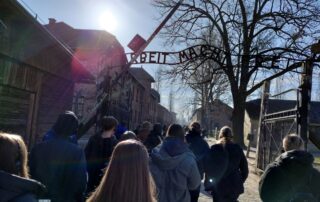 Uczniowie tuż przed przekroczeniem bramy w Auschwitz.