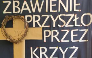 Napis: Zbawienie przyszło przez krzyż.