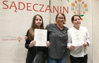 Uczennice z nauczycielką historii.