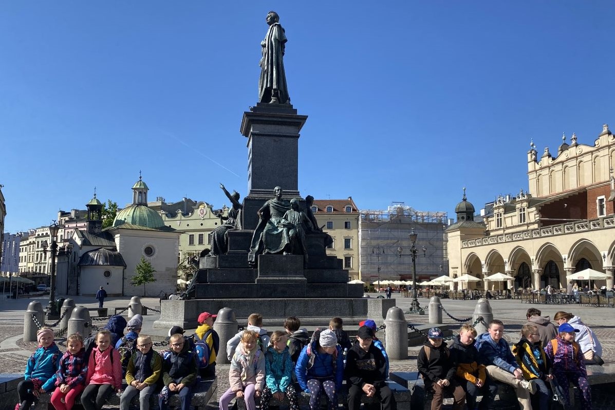 Uczniowie na Rynku krakowskim.