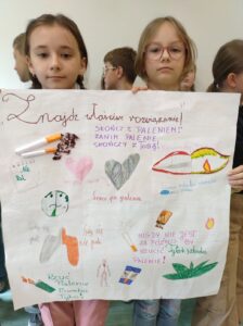 Uczniowie z klasy IV z plakatami, wykonanymi podczas zajęć.