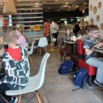 Uczniowie w restauracji