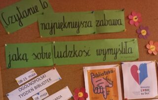 Gazetka w bibliotece na temat czytania.