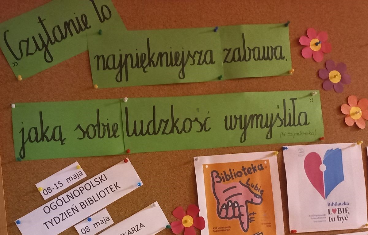 Gazetka w bibliotece na temat czytania.