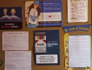 Gazetka w bibliotece na temat czytania.