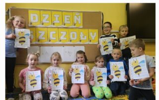 Dzieci z oddziału przedszkolnego z wykonanymi pszczołami.