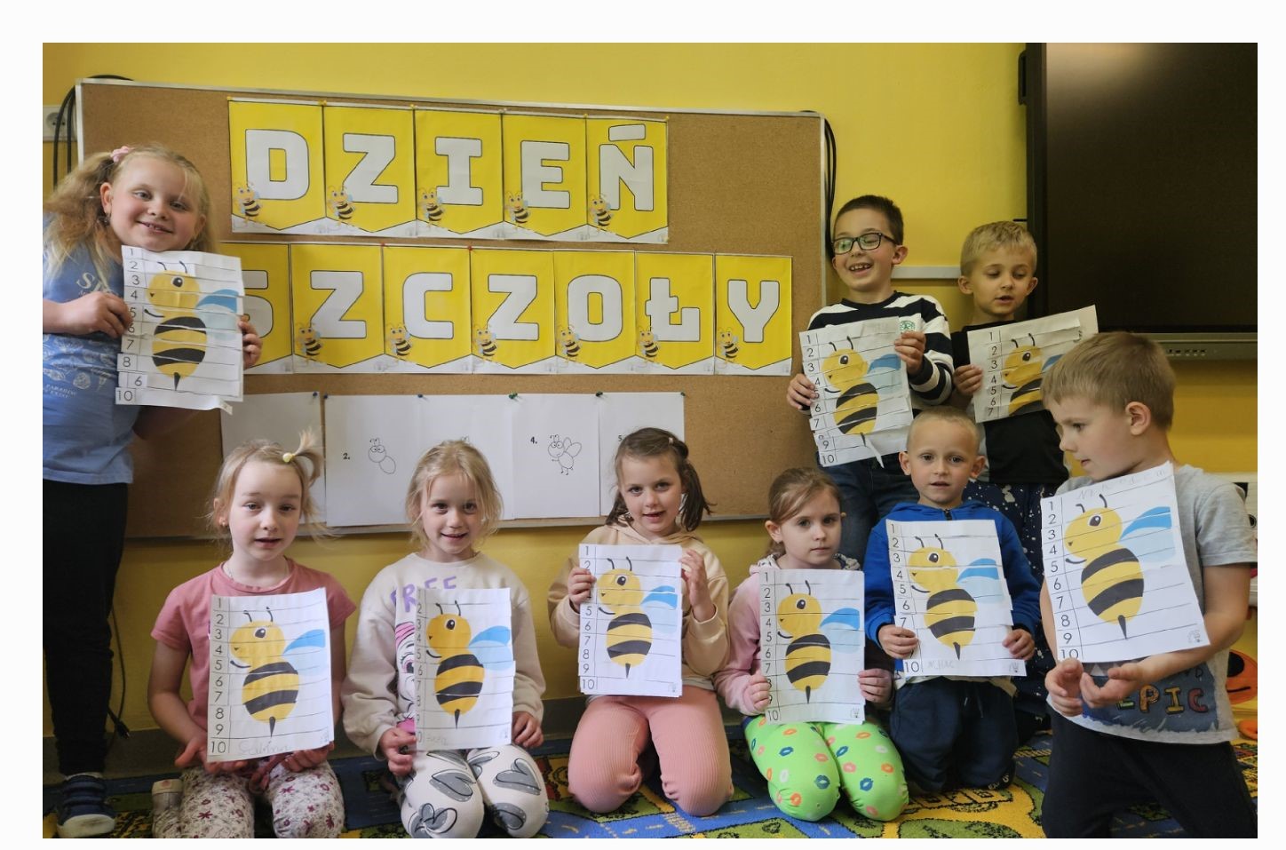Dzieci z oddziału przedszkolnego z wykonanymi pszczołami.