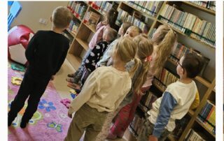 Dzieci w bibliotece.