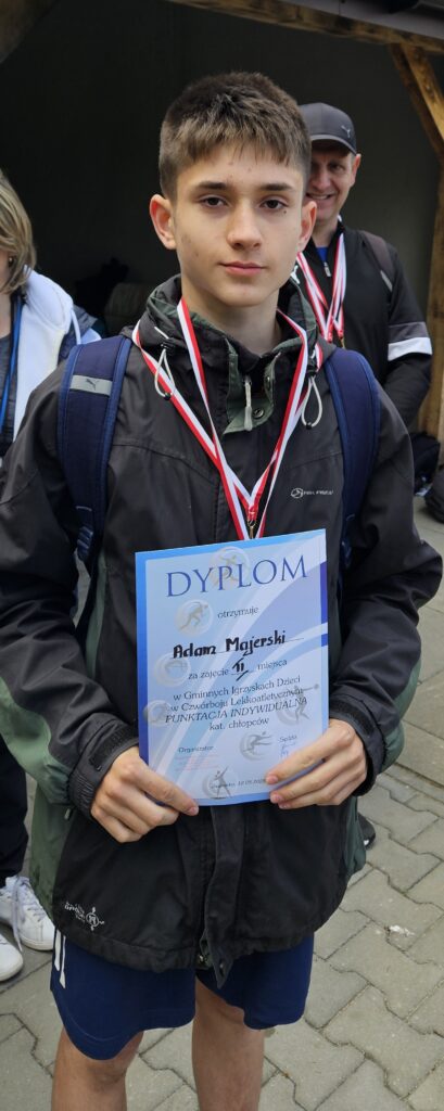 Adam Majerski podczas dekoracji w klasyfikacji indywidualnej