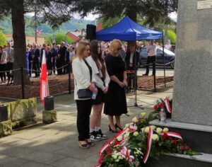 Delegacja składa kwiaty pod pomnikiem Piłsudskiego