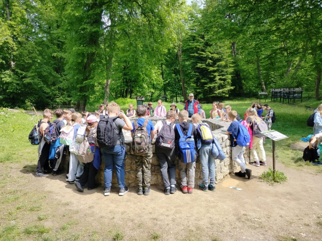 Dziedziniec przed zamkiem- studnia