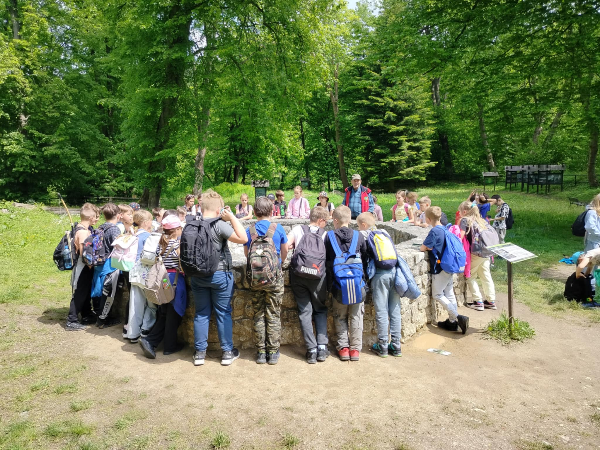 Dziedziniec przed zamkiem- studnia